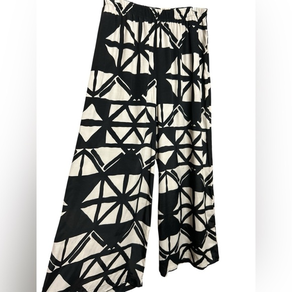 Marilyn’s Monochrome Geometric Wide-Leg Pants - Picture 2 of 6